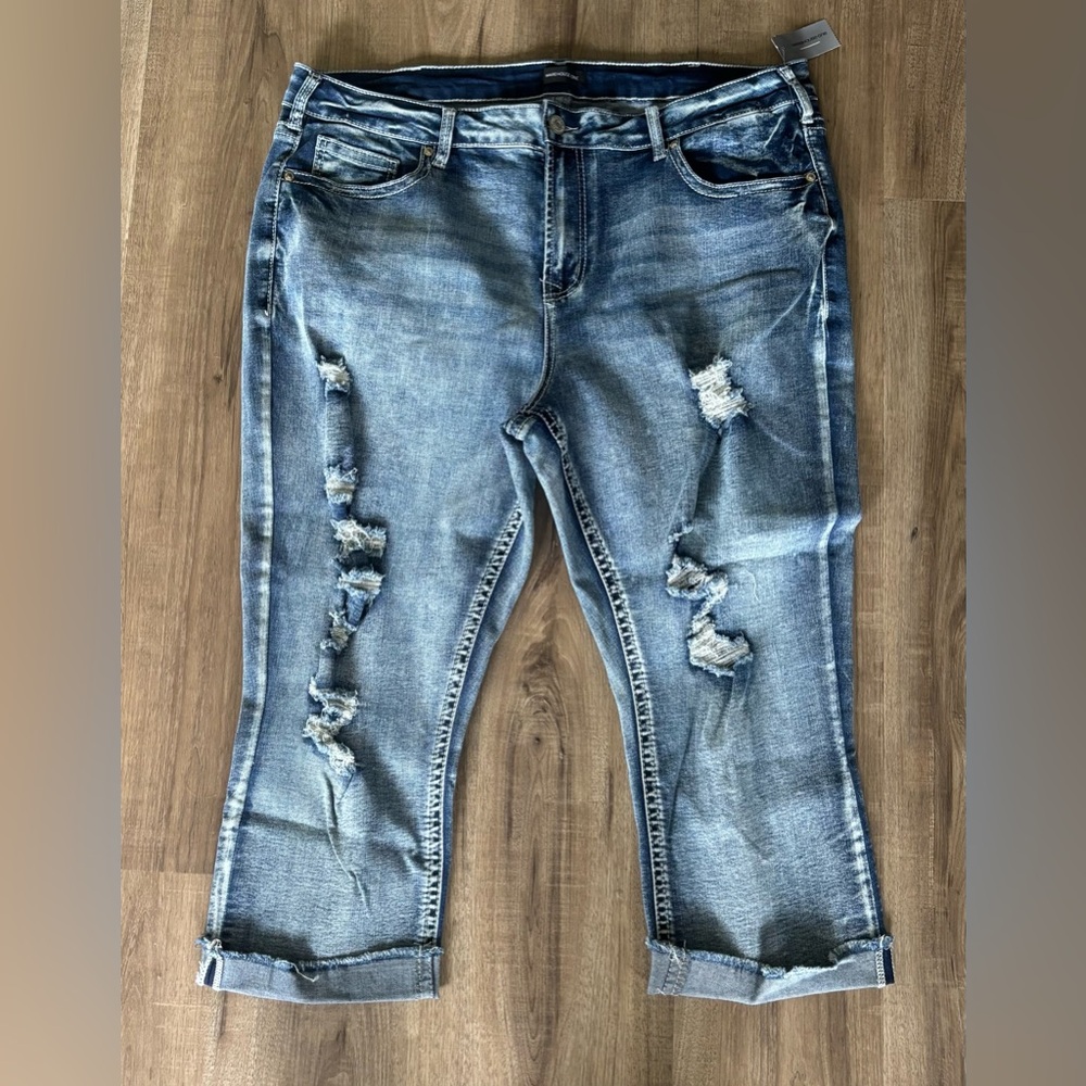 Distressed Blue cropped Jeans